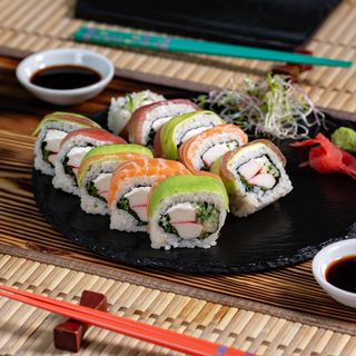 Rainbow Roll - surimi zawinięte w łososia, tuńczyka, awokado 