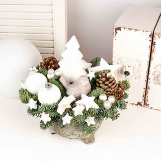 Aranjament cu brad, globuri si stelute