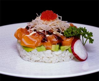 114. Tartar De Salmón Con Base De Arroz Blanco