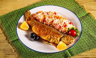 შემწვარი კალმახი ბრინჯისა და ბოსტნეულის გარნირით