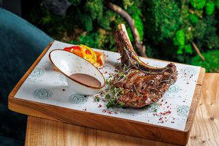 Стейк из конины с маринованной капустой