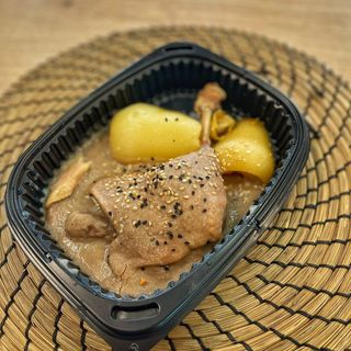 Muslo de pato confitado con salsa de castañas y pera caramelizada