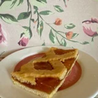 Fetta di crostata alla marmellata di albicocca