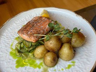 Лосось з молодою картоплею, Песто і цукіні (260г)