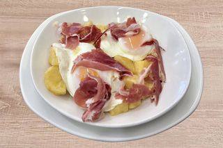 Huevos Rotos Con Patatas Y Jamón Ibérico