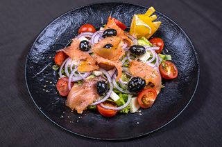 Salată cu somon fume