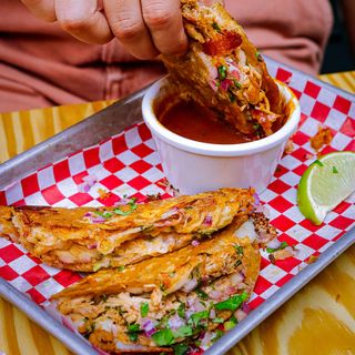 QUESATACOS DE BIRRIA DE POLLO (DC)