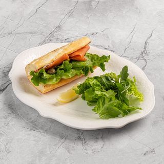 Сэндвич с лососем и сырным муссом 