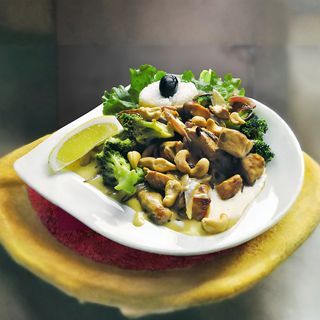 Пилешки късчета с броколи и къри (350г)