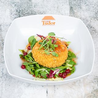 Camembert panko cu mix de salată crocantă