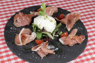 Jamón de Parma y mozzarella de búfala