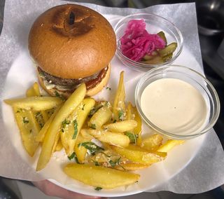 Сет бургер з яловичиною,горгонзолою,горіхами та вишневим джемом