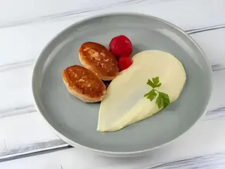 Котлети з лосося із картопляним пюре та бочковим помідором (130/150/50g)