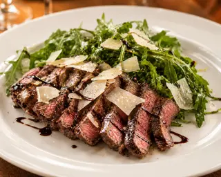 Tagliata di manzo con rucola e grana