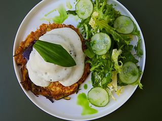 Рублена котлета, яйце пашот, сирна піна, нарізник з цукіні (240г)