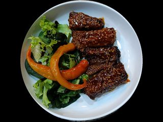 Печені реберця свинки у медово-гірчичному соусі