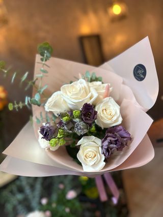 BUCHET 7 TRANDAFIRI ALBI/EUSTOMA/EUCALIPT