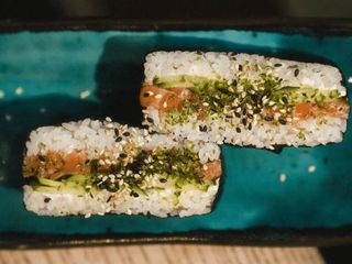 Онігірадзу з диким лососем (220g)