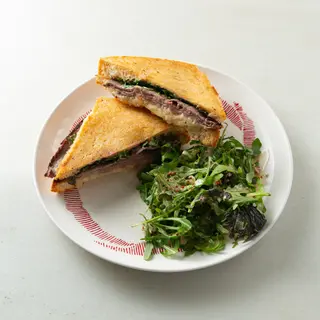 Bikini sandwich con ternera