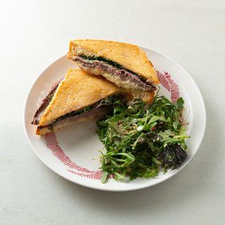 Bikini sandwich con ternera