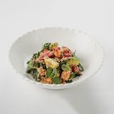 Салат с киноа и лососем