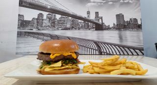 Combo Hamburguesa 200grs Jamon ,Doble Queso ,Huevo,Bacon y Papas Fritas.