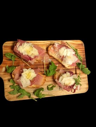 Bruschetta crudo e scaglie di grana - 4 pezzi