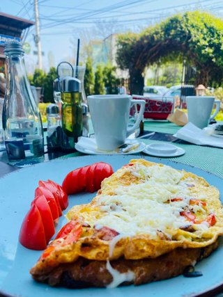 OMLETĂ CU ȘUNCĂ ȘI CAȘCAVAL (200g)