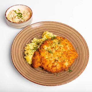 Klasyczny schabowy z ziemniakami i surówką