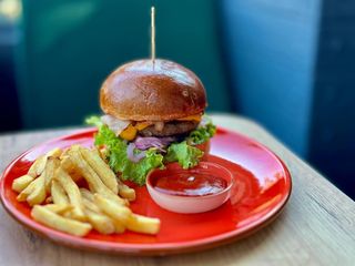 Бургер пікантний з беконом