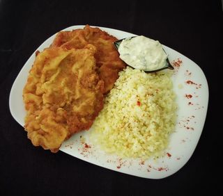 Bečka šnicla sa rižom ili pireom