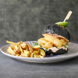 Sándwich de pan negro de calamar con chile ahumado picante