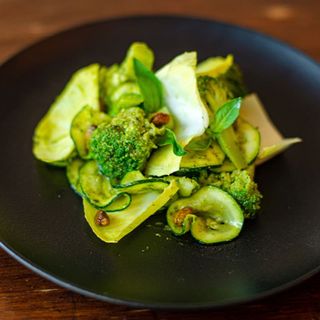 Ensalada Crujiente de Brócoli y Calabacín