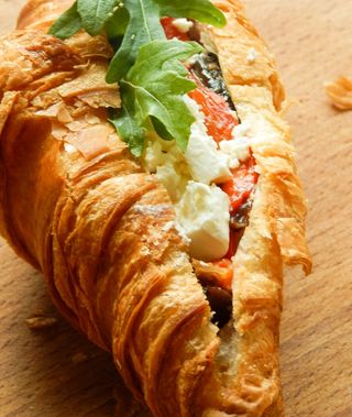 Круасан з печеним баклажаном (140г)