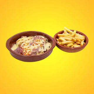 Milanesa a la boloñesa con patatas fritas