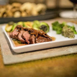 Лепестки из вырезки с овощами