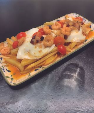 Huevos rotos con gambas al pil pil