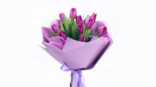 Okrugli buket sa 11 ljubičastih lala