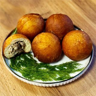 Пончик з куркою та грибами