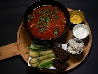 Борщ Український з салом та солоним огірком (350/50/30g)