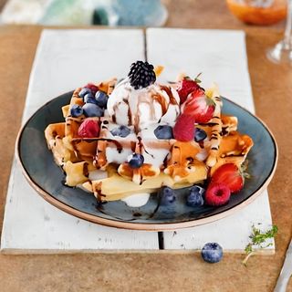 Бельгийские вафли с  мороженным и  сезонными фруктам