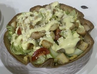 Салата Цезар с пиле в хрупкава тортила