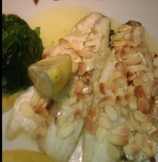 Filetto di branzino alle mandorle 