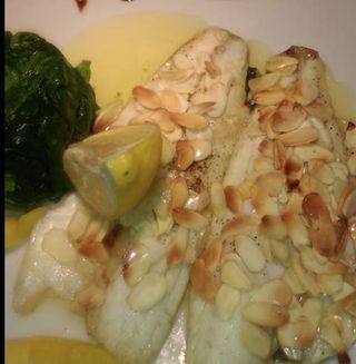 Filetto di branzino alle mandorle 