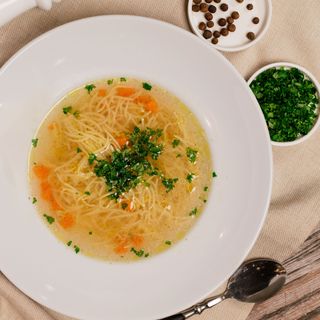 Rosół z trzech mięs z makaronem 