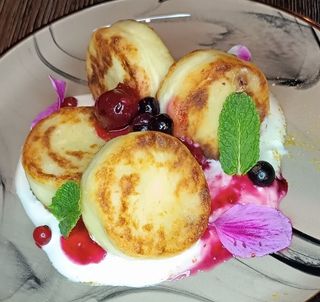 Сирники з родзинками зі сметаною та конфітюром