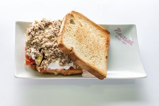 Sándwich De Atún Claro En Escabeche