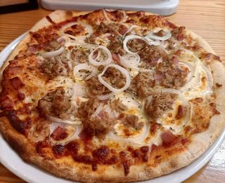 Pizza De Atún (Mediana)