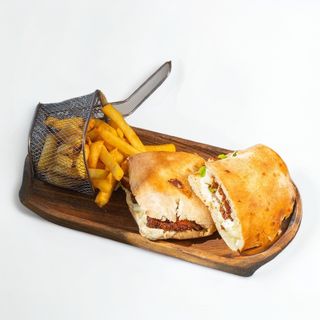 Sendvič sa piletinom i pomfrit  400gr