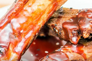 Plato principal de costilla con miel